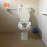 Bagno con wc dotato di corrimano di sostegno sulle pareti