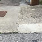 Dettaglio del dislivello tra il marciapiede e l'ingresso di un edificio