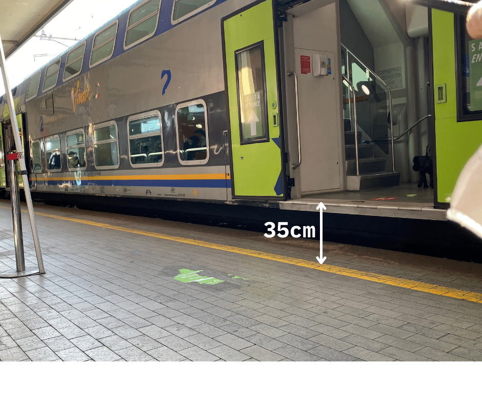 Porta di un treno regionale aperta sulla banchina, con l'indicazione del dislivello di 35 centimetri tra banchina e pavimento del vagone